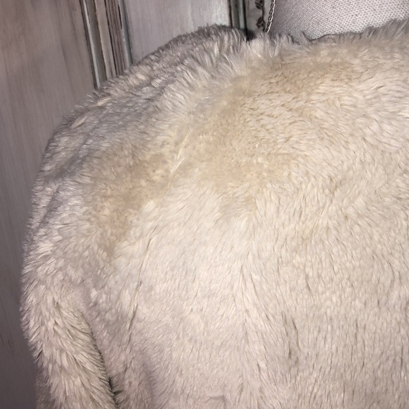 POPSUGAR Fluffy Cream Faux Fur Teddy Bear Coat Furry Fluffy Flirty Size Medium - Picture 11 of 14